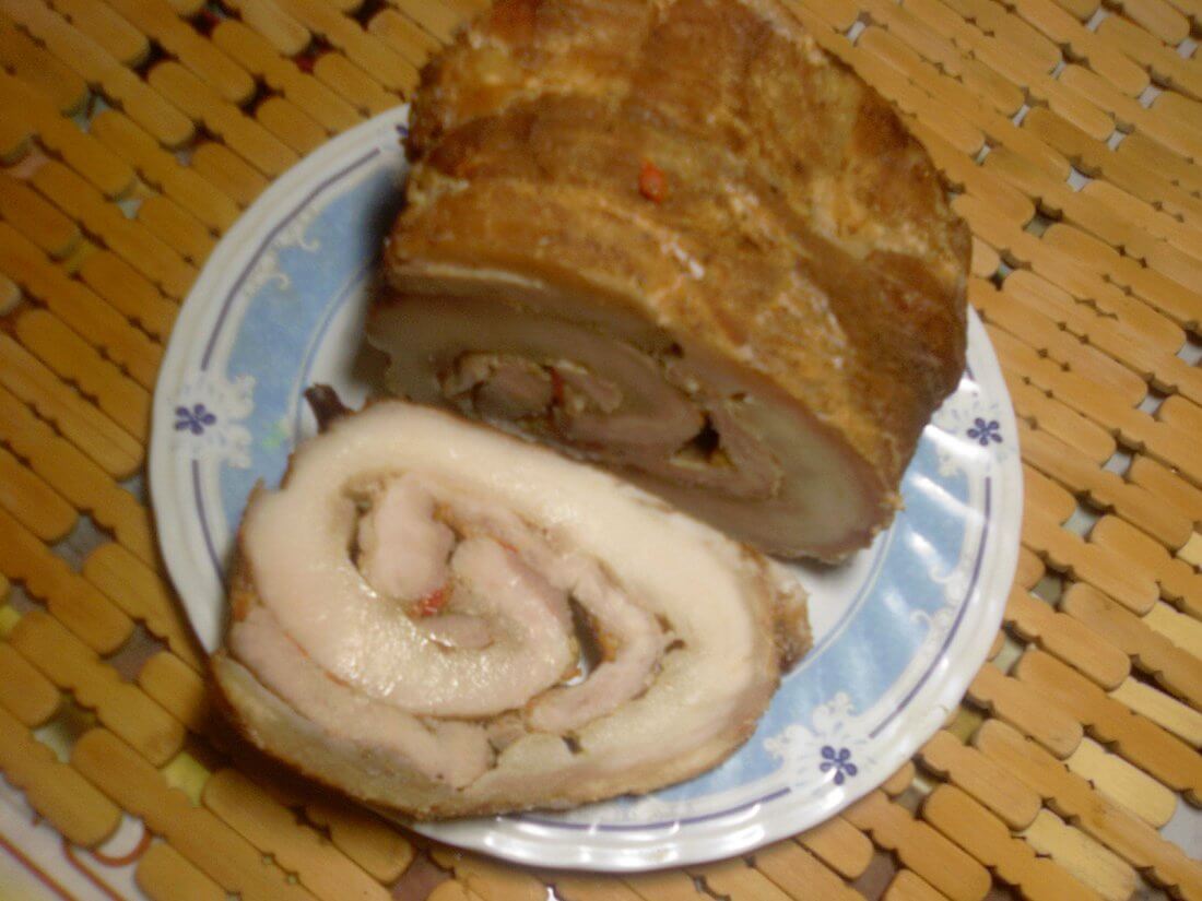 Рулет из свиной шкурки